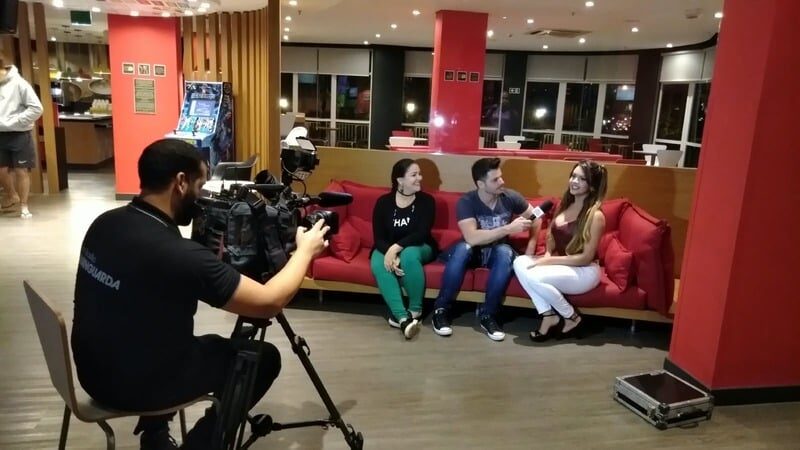 Roberta sendo entrevistada em um estúdio de TV