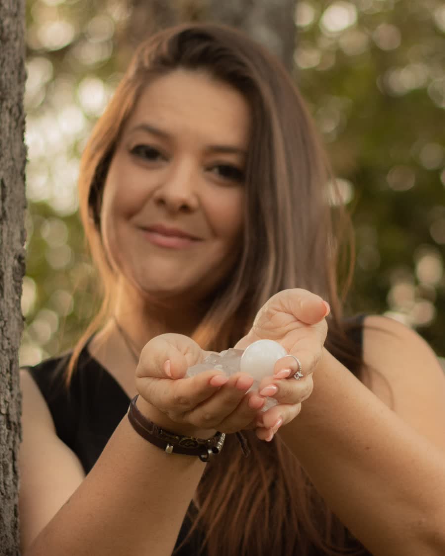 Roberta Struzani segurando cristais de yoni egg